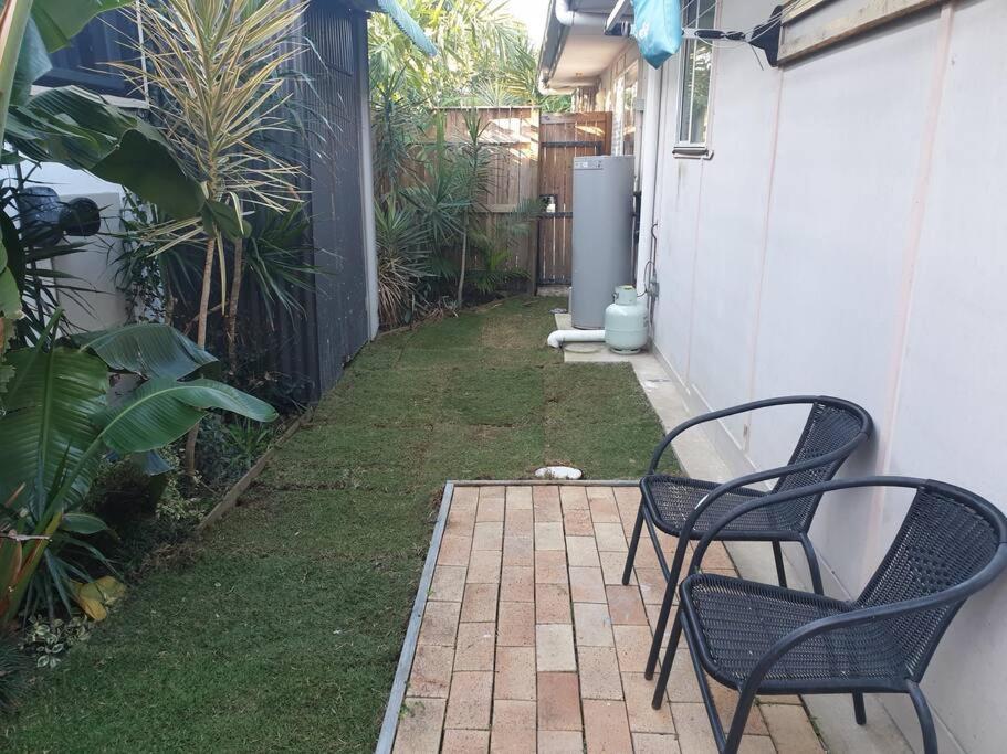 Pet Friendly & Spacious Two Bedroom Guest Unit Caloundra Exterior foto